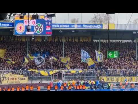 Eintracht Braunschweig feiert den 1:0 Derbysieg über Hannover 96