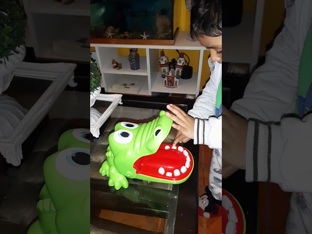 Vídeo relacionado con JOYIN Juego de 6 marionetas de mano para niños con boca activa, juguete de peluche para niños que incluye pájaro, cocodrilo, hipopótamo, oveja, mapache y ardilla para espectáculos de teatro, regalos