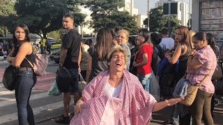 CANTANDO MC LENÇOL E DJ TRAVESSEIRO EM PÚBLICO - LUAN SANTANA