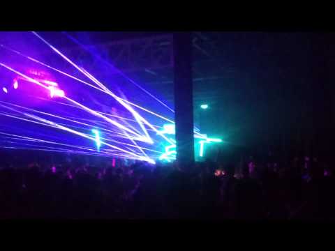 Julian Jordan playing Million Atom to Apologize @East End Studios, Milano