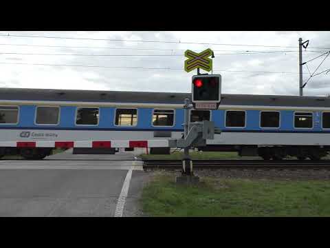 Železniční přejezd Dolní Beřkovice P2406