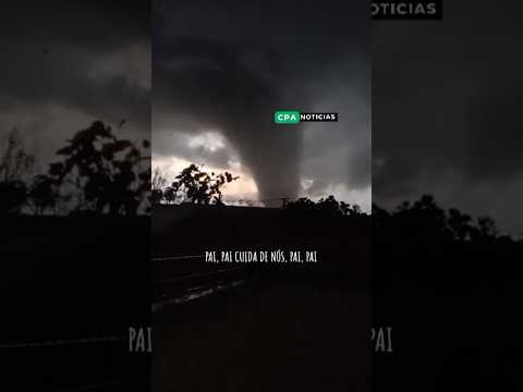 Mulher clama a DEUS ao ver tornado ir em direção a sua casa