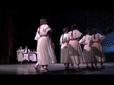 KUD "Mladost" , Odra  :  Levom rukom kres nalaže , desnom rukom venčec vija