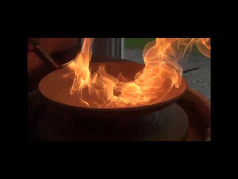 Krukmakare Annbritt Schmützer visar hur man jobbar med eld