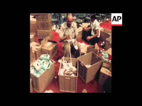 SYND 15-7-72 WORKMEN CLEAN UP THE CONVENTION HALL AFTER DEMOCRAT MEETING