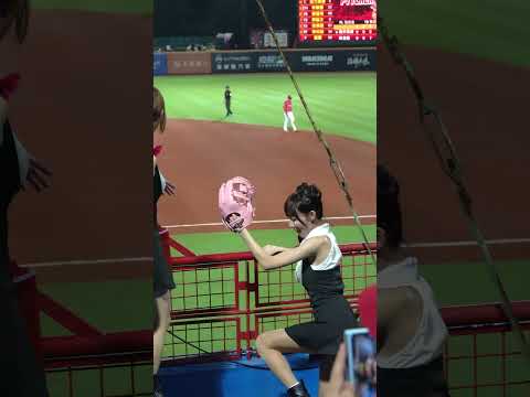 林襄戴著手套跟球員要球，有球員會給她嗎？ 240616