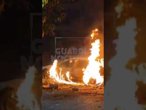 Un auto ardió en llamas en calles de la colonia San Juan Bosco