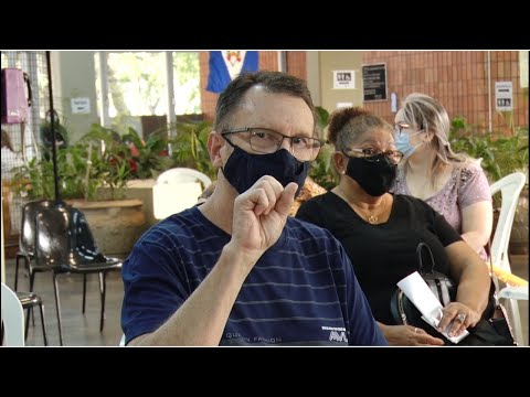 Intérprete de Libras ajuda em vacinação de pessoas com deficiência auditiva