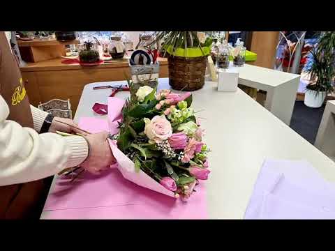 Bouquet fiori sui toni di colore rosa e bianco con incarto personalizzato. Wrapping ideas tutorial