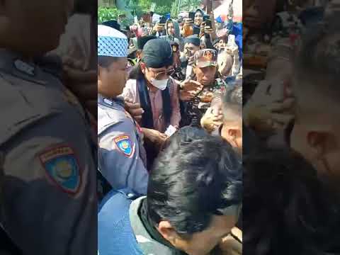 GUS MIFTAH MEMBIKIN PENGAJIAN MAULID NABI DIBANJIRI JAMAAH