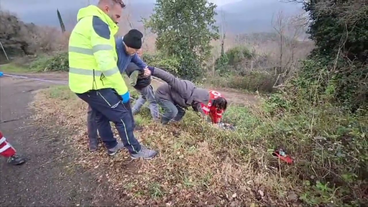 Anziano cade in un dirupo con il motorino e finisce tra i rovi