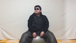 バランスボールエクササイズをしながらいちご大福を食べ、江の島でゲーム実況の今後を語る体脂肪率高めのマシュマロ系おじさん