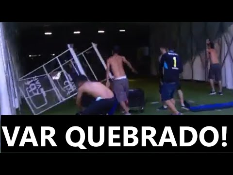 TORCEDORES INVADEM O CAMPO, QUEBRAM O VAR E PROTAGONIZAM CENAS DE VANDALISMO-GRÊMIO 1 X 3 PALMEIRAS