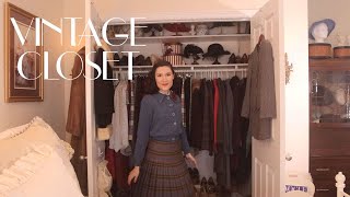 Decluttering and Switching Over My Vintage Closet | Carolina Pinglo