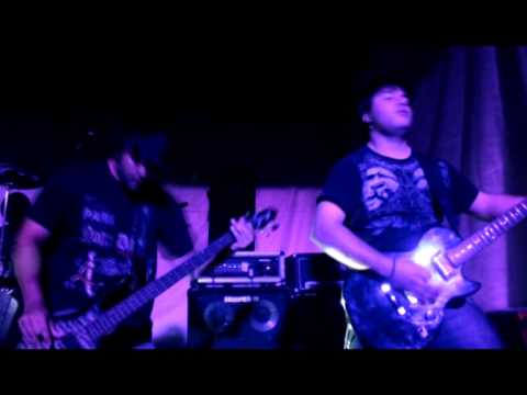 Dirty Fame. THE DREAMER COLLAPSES en rockumental vivo