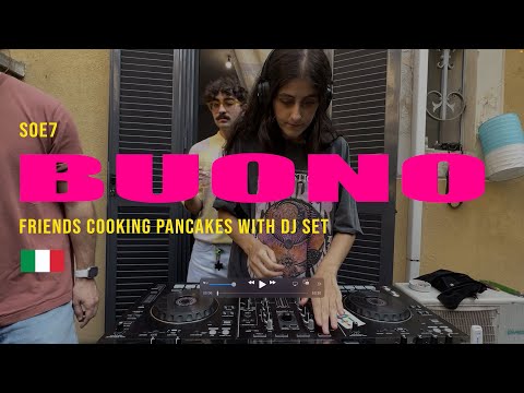 Friends having BRUNCH in ITALY with DJ-Set