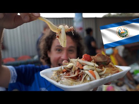 Trying STREET FOOD in El Salvador 🇸🇻🌽