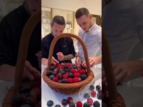 Berries/Chocolate basket! 🧺🍓 Great project created with my friend Cedric during my stay in Paris!