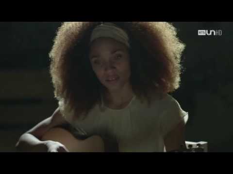 Sofia (Stefi Celma) interprète Qui ? dans la série Dix pour cent