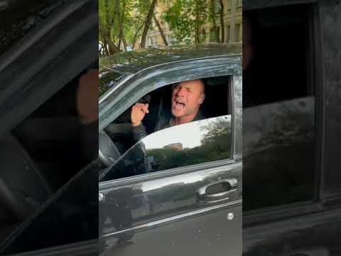 Газан суетолог. Песня за рулем суетолог. У руля песня. Береги своих телек за рулем суетолог. Песня за рулем суетолог.