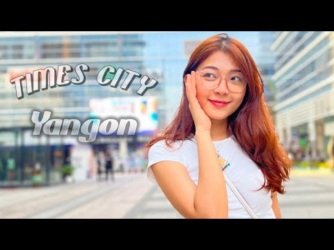 Linda garota birmanesa explora o shopping mais popular de Yangon, Mianmar.