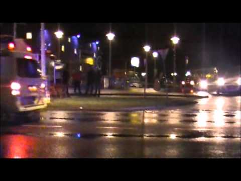 Ambulance 02-115 Buitenpost en 02-141 Leeuwarden komen met spoed aan bij ongeval Rondweg West Dokkum