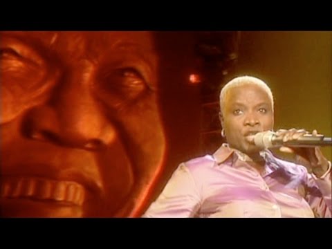 Angelique Kidjo singing Afirika at the 46664 Cape Town concert