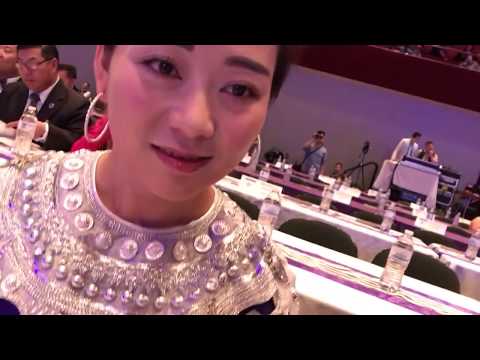 Superstar Laj Tsawb Visits St. Paul Hmong New Year 2017-2018