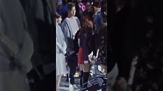 Download lagu Bobby (ikon) teasing lisa (blackpink) mp3 Download lagu Bobby (ikon) teasing lisa (blackpink) mp3