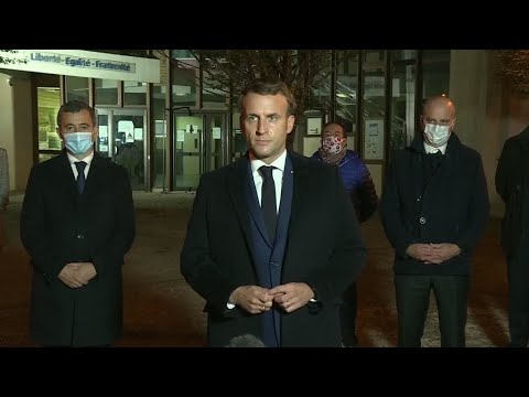 الرئيس الفرنسي يزور مكان الهجوم بسكين قرب باريس ويقول إن المنفذ استهدف حرية التعبير
