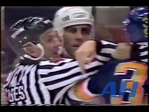 NHL Nov. 16, 1989 Dave Barr,DET v Kelly Chase,STL Detroit Red Wings St. Louis Blues