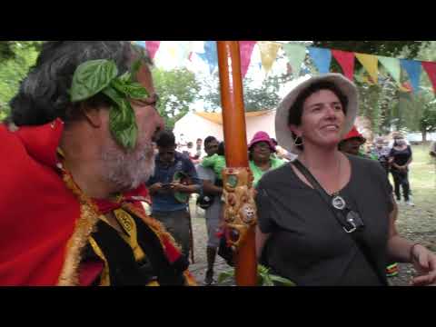 Desentierro del carnaval en el Mercado Artesanal