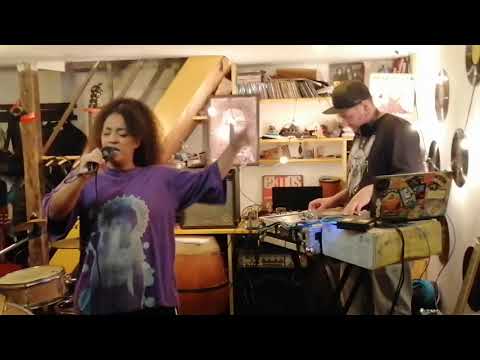 Resistencia  “Puño y Letra” (ViKi Style y DJ Mats) en LIving Clandestino