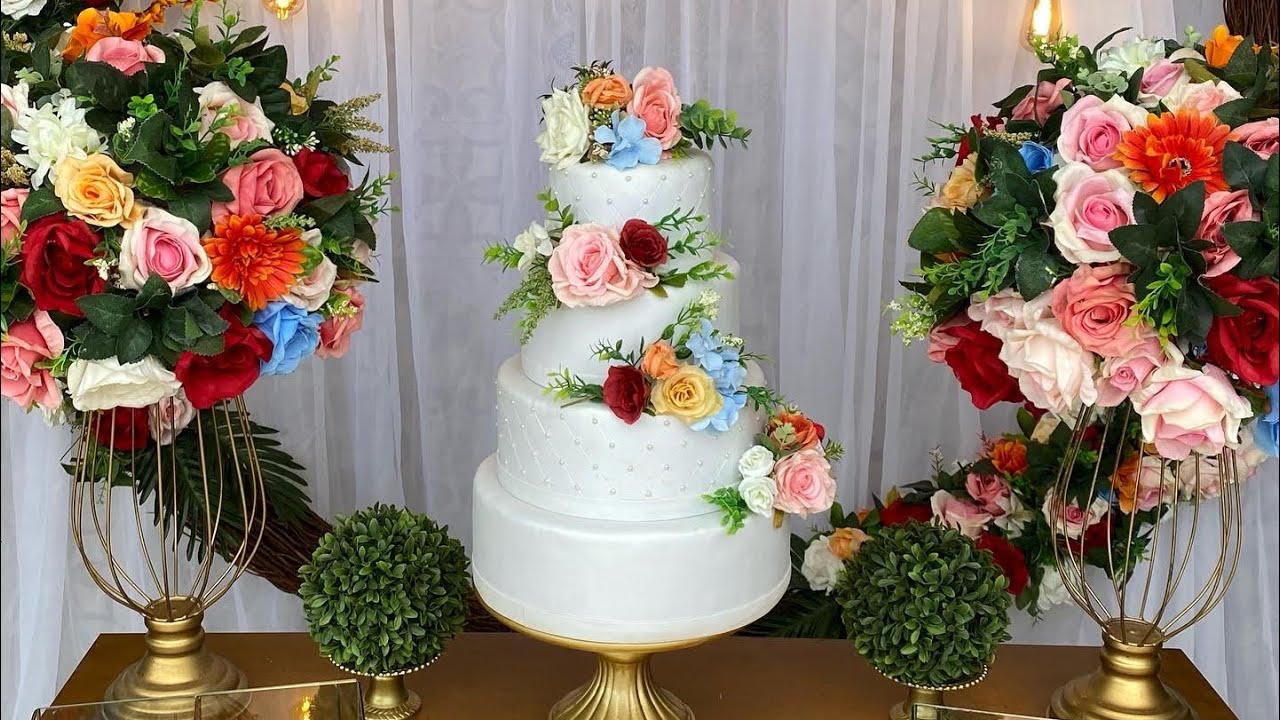 Watch Now Decoração Rústica para casamento com flores artificiais e lâmpadas de filamento Decoração Rústica para casamento com flores artificiais e lâmpadas de filamento