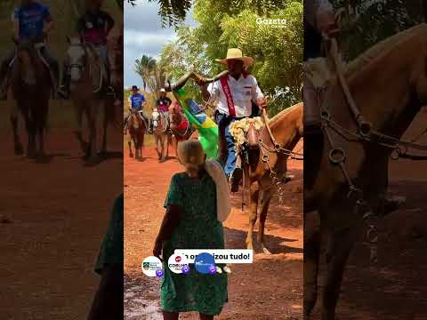 Moradora oferece água para animais durante cavalgada em Axixá do Tocantins