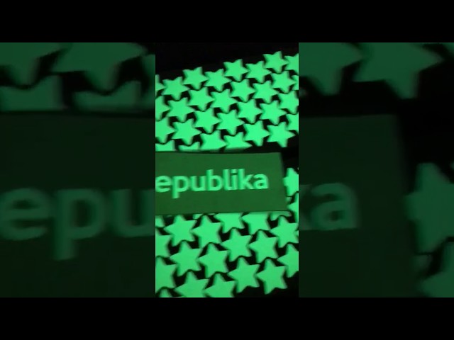 Vídeo relacionado con Pegatinas de pared BRILLAN EN LA OSCURIDAD. Vinilo decorativo para enchufe o interruptor de STAR WARS - GUERRA DE LAS GALAXIAS. Pegatinas FLUORESCENTES. Láminas luminosas