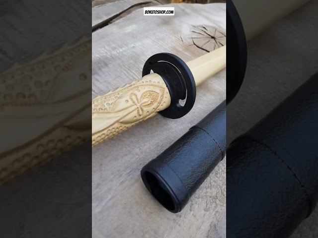 Vídeo relacionado con DEPICE Set Bokken de Haya con Saya, Aprox. 500 g, Longitud Aprox. 101 cm, Madera Natural, Lacado Transparente, Iaido Aikido Aikido