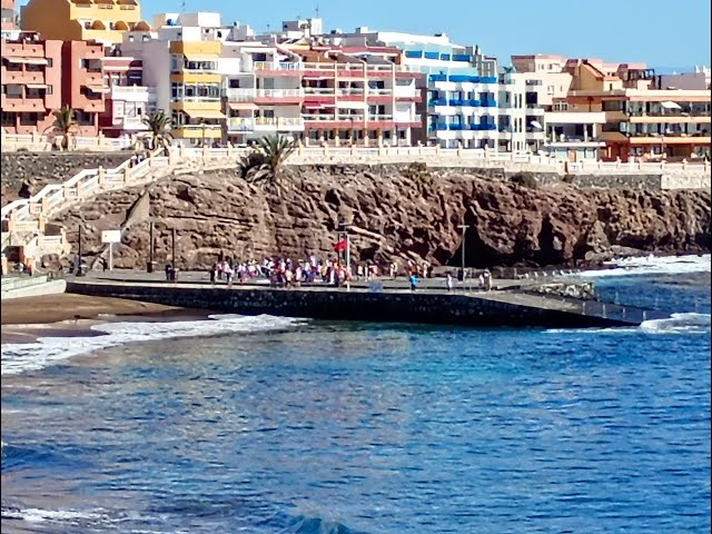 Cientos de personas protestan en la costa de Telde por la contaminación marina