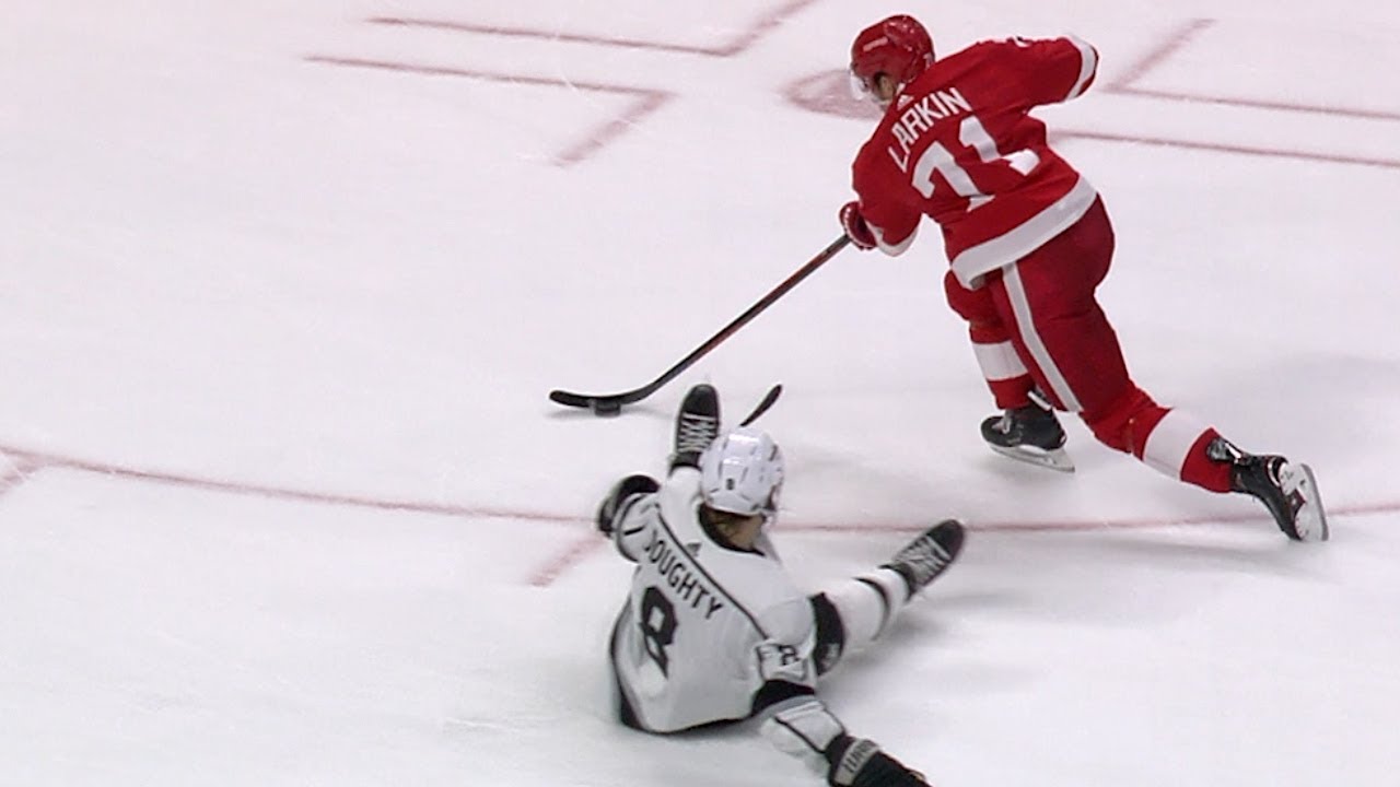 Dylan Larkin a mis Drew Doughty sur le CUL..HUMILIÉ!!!!!