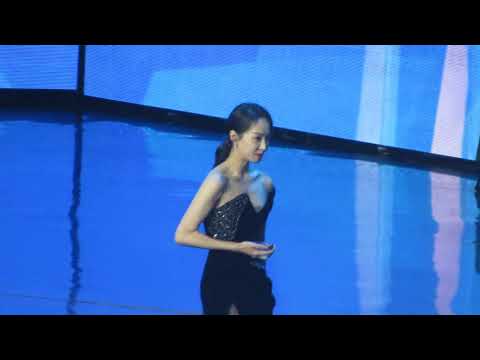 201220 Victoria receiving "2020 Breakthrough Figure of the Year" - Tencent Video All Star Night 2020
