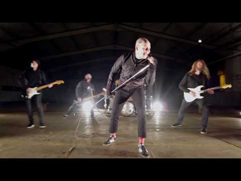 ÜBERGANG - Allein in der Masse