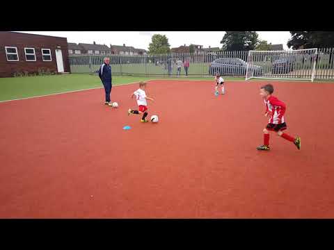 trening dzieci 6 lat, przyjęcie kierunkowe, podanie, bieg, piłka nożna dzieci,