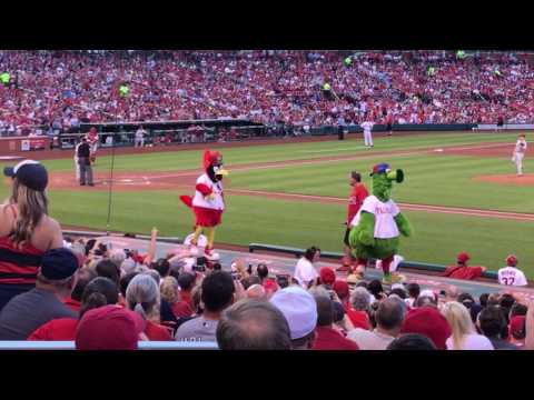 Phanatic and Fredbird dance off at Busch Stadium