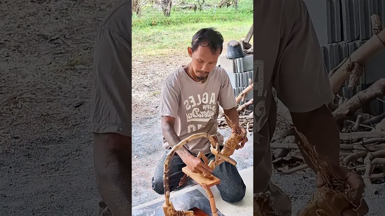 صناعة التماثيل الخشبية: كيف يبعث الحرفي الحياة في التماثيل الخشبية