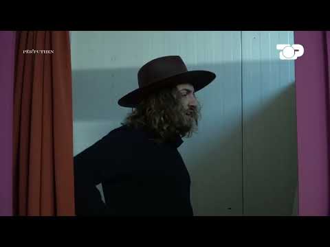 Viktori me valixhe, ka futur dhurata për vajzat - Për’puthen prapaskena