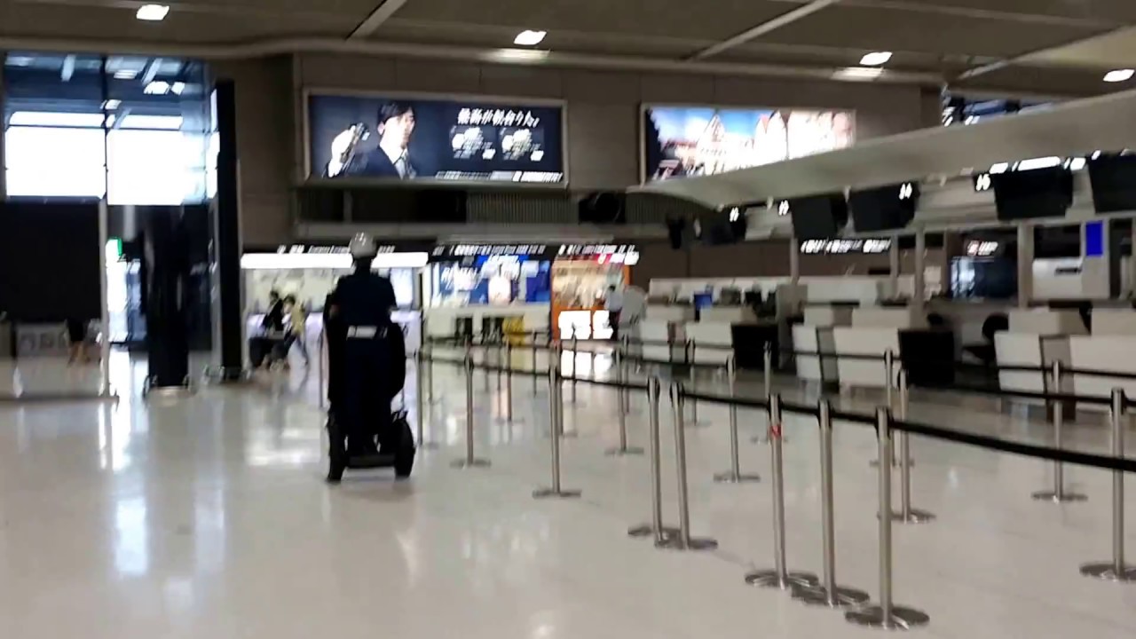 日本成田機場使用賽格威Segway巡邏中的警察