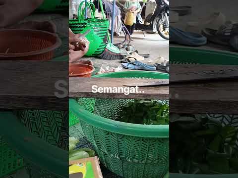 Seru banget lihat aktivitas ibu dengan 3 anaknya jualan nasi goreng bareng! 🍳✨ Keluarga sambil belajar berwirausaha, s...