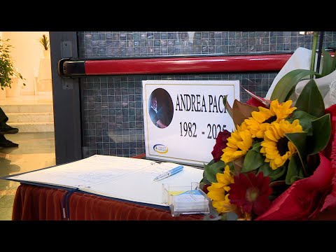 Folla alla camera ardente di Andrea Paci