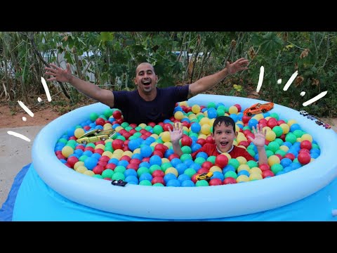 ENCHEMOS A PISCINA COM BOLINHAS COLORIDAS -Tente Achar Os Carrinhos