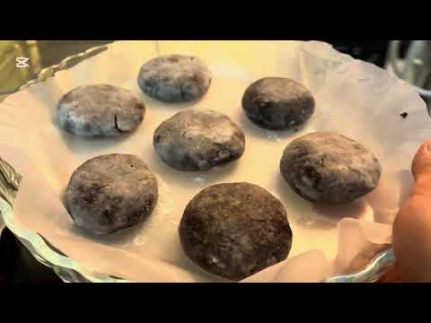 Easy home made chocolate crinkle cookies 🍪